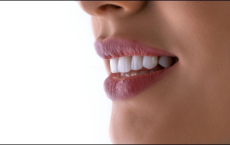 Los pequeños ajustes en el tono de los labios pueden cambiar por completo la percepción de un look. UNSPLASH / K. HOSEINIANZADE