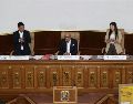 El presidente de la Asamblea Nacional de Venezuela, Jorge Rodríguez (c), habla junto al primer vicepresidente Pedro Infante (i) tras la aprobación de la nueva ley de minas. EFE/R. Peña