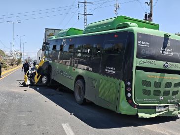 Debido al hecho, los tripulantes de este vehículo quedaron totalmente prensados dentro de la cabina, dejándolos sin vida al instante. CORTESÍA / Policía de El Salto