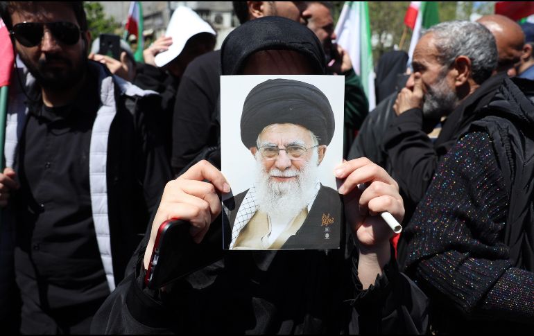 Ciudadanos iraníes portan fotografías del difunto líder supremo iraní, el ayatolá Ali Khamenei, durante una manifestación para conmemorar el 40.º aniversario de su muerte en Teherán, Irán. EFE/A. Taherkenareh