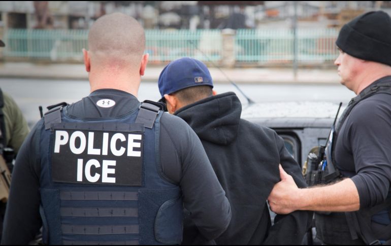 El esquema contempla incentivos económicos directos para agentes que participen en arrestos migratorios. AP/ARCHIVO