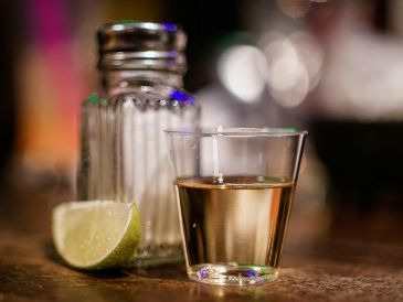 Para los visitantes que buscan una experiencia auténtica más allá de los estadios, elegir un buen tequila puede marcar la diferencia entre una simple degustación y un verdadero viaje sensorial. Unsplash