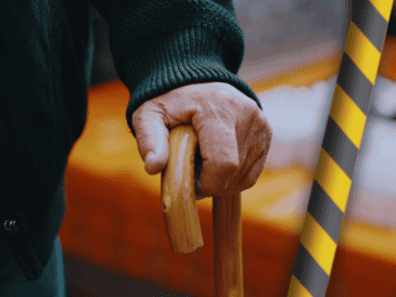 Desde la Unidad Geriátrica de la Clínica Alemana (Chile) afirman que el riesgo de caídas crece a medida que se va envejeciendo. ESPECIAL / CANVA