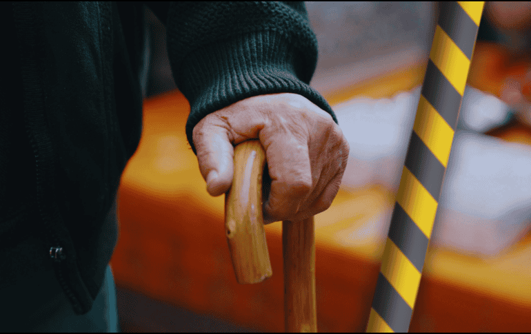 Desde la Unidad Geriátrica de la Clínica Alemana (Chile) afirman que el riesgo de caídas crece a medida que se va envejeciendo. ESPECIAL / CANVA