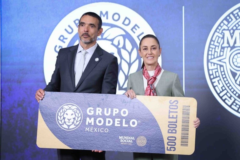 Daniel Cocenzo, presidente de Grupo Modelo, y la Mandataria mexicana, Claudia Sheinbaum. SUN / L. Camacho