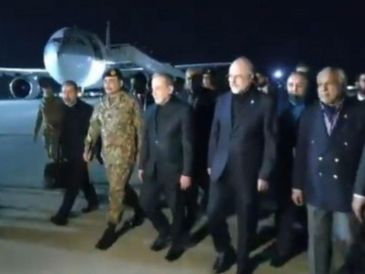 El ministro de Relaciones Exteriores de Irán, Abbas Araghchi (c), junto al presidente del Parlamento iraní, Mohammad Bagher Qalibaf (3-d), a su llegada este viernes, a Islamabad. EFE/@ForeignOfficePk