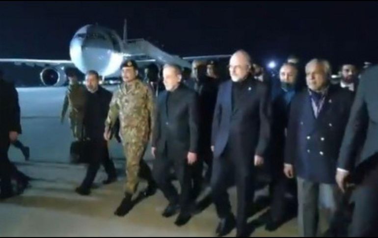 El ministro de Relaciones Exteriores de Irán, Abbas Araghchi (c), junto al presidente del Parlamento iraní, Mohammad Bagher Qalibaf (3-d), a su llegada este viernes, a Islamabad. EFE/@ForeignOfficePk