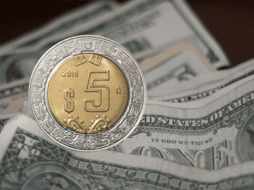 El peso mexicano sigue sorprendiendo a los mercados con una apreciación sostenida que ha descolocado incluso a las autoridades del Banco de México. CANVA