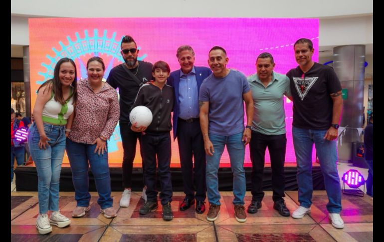 Entre risas, dinámicas deportivas y obsequios, se vivió un ambiente festivo en el que niñas y niños pudieron convivir con sus ídolos y disfrutar de un adelanto de lo que será la experiencia mundialista. EL INFORMADOR / A. Navarro