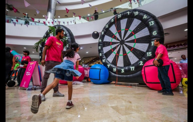 Entre risas, dinámicas deportivas y obsequios, se vivió un ambiente festivo en el que niñas y niños pudieron convivir con sus ídolos y disfrutar de un adelanto de lo que será la experiencia mundialista. EL INFORMADOR / A. Navarro