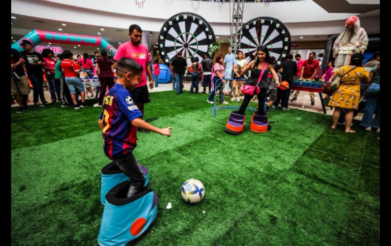 Entre risas, dinámicas deportivas y obsequios, se vivió un ambiente festivo en el que niñas y niños pudieron convivir con sus ídolos y disfrutar de un adelanto de lo que será la experiencia mundialista. EL INFORMADOR / A. Navarro