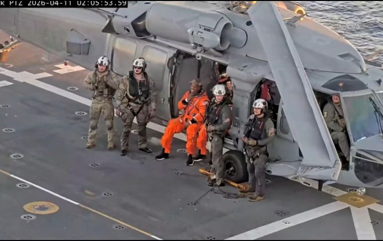 Captura de una transmisión de la NASA del piloto de la misión Artemis II, Víctor Glover (c), este viernes, en un buque de la Marina de Estados Unidos en el Pacífico frente a la costa de California. EFE/NASA