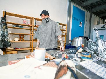 El artista visual posa para esta casa editorial desde su estudio. EL INFORMADOR/ A. Navarro