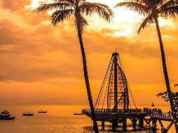 Si eres de los afortunados que pueden viajar en estos días que quedan de vacaciones de Semana Santa y Pascua, aprovecha y no te pierdas la oportunidad de salir de la ciudad para disfrutar o conocer de Puerto Vallarta. ESPECIAL / CANVA