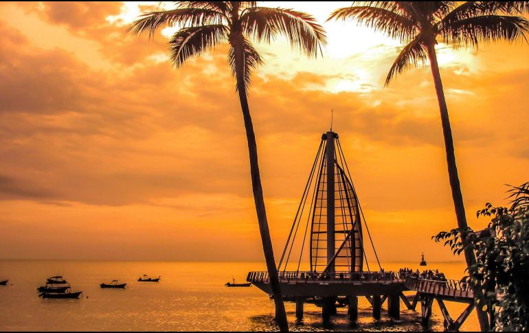 Si eres de los afortunados que pueden viajar en estos días que quedan de vacaciones de Semana Santa y Pascua, aprovecha y no te pierdas la oportunidad de salir de la ciudad para disfrutar o conocer de Puerto Vallarta. ESPECIAL / CANVA