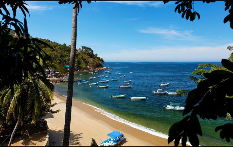 Combinar la pasión del futbol con la inigualable belleza de nuestras playas es, sin duda, la jugada maestra para este 2026. ESPECIAL / CANVA