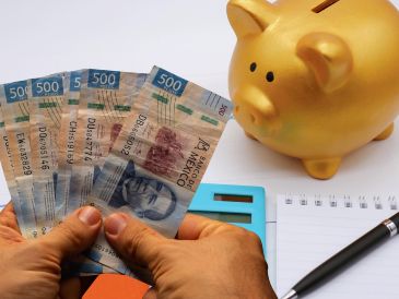 Con esta reforma se pone fin a esquemas de retiro que permitían a exservidores públicos recibir ingresos mensuales de hasta un millón de pesos. ESPECIAL / CANVA