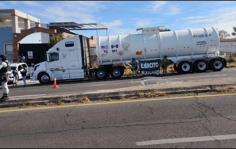 Los elementos federales pusieron a disposición del Agente del Ministerio Federal cinco pipas con el presunto combustible robado. ESPECIAL