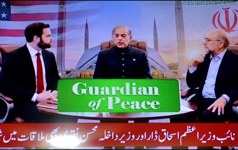 El vicepresidente de EU, JD Vance (i), el primer ministro pakistaní, Shehbaz Sharif (c), y el presidente del Parlamento iraní, Mohammad Bagher Ghalibaf, durante las conversaciones. EFE/B. Arbab