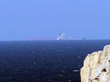 Imagen de archivo donde petroleros cruzan el estrecho de Ormuz. EFE/A. Haider