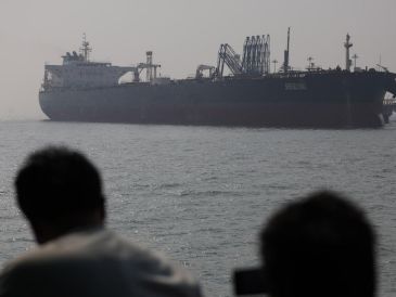 El tráfico por el estratégico estrecho de Ormuz fue restringido por Irán desde el inicio de la guerra con Israel y Estados Unidos. EFE/EPA/D. Solanki