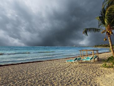 Tener agua caliente y nubes de tormenta no es suficiente para generar un ciclón organizado y destructivo. ESPECIAL / CANVA