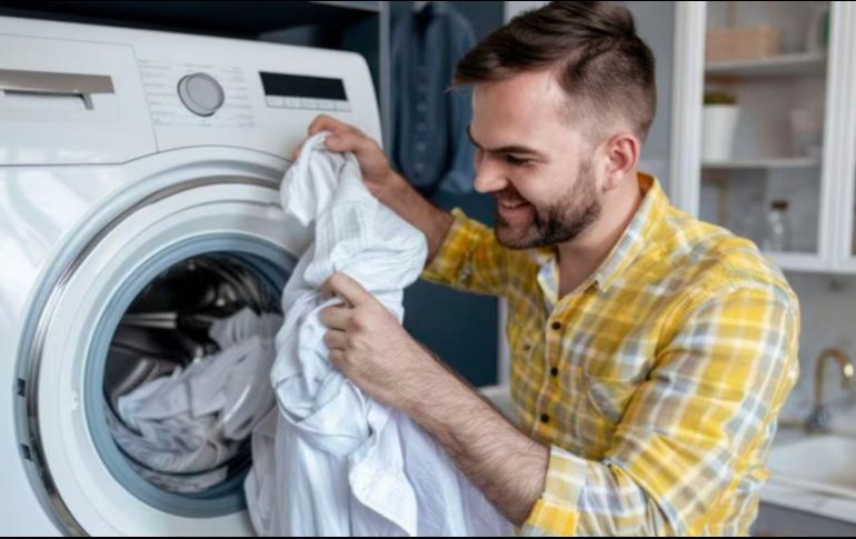 Afortunadamente, existen soluciones accesibles que no solo resultan efectivas, sino que también evitan el desgaste que provocan los blanqueadores industriales agresivos. Freepik