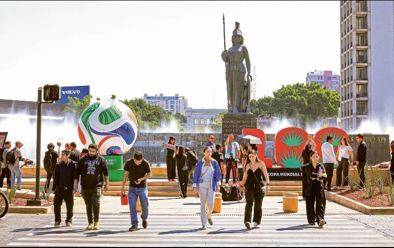 Ciudadanos transitan alrededor de la Glorieta de la Minerva, donde se instaló decoración alusiva al Mundial de Futbol. EL INFORMADOR/ J. Acosta