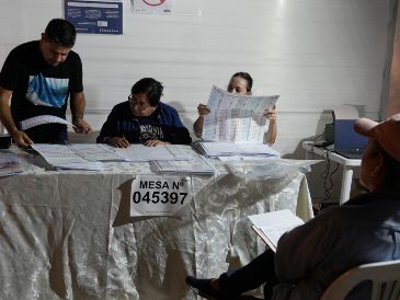 Funcionarios electorales realizan el recuento de votos durante las elecciones generales en Lima, Perú, el domingo 12 de abril de 2026. AP/M. Mejía
