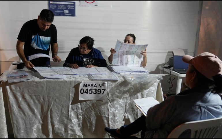 Funcionarios electorales realizan el recuento de votos durante las elecciones generales en Lima, Perú, el domingo 12 de abril de 2026. AP/M. Mejía