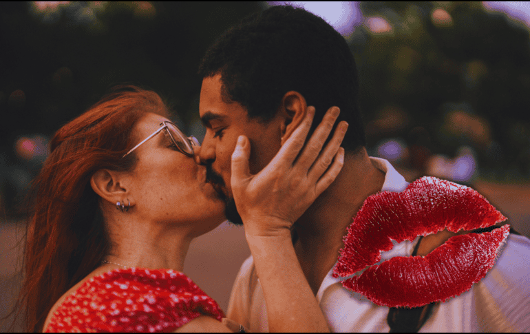Un beso intenso puede ayudarte a quemar entre 2 y 26 calorías por cada minuto de duración. ESPECIAL / CANVA