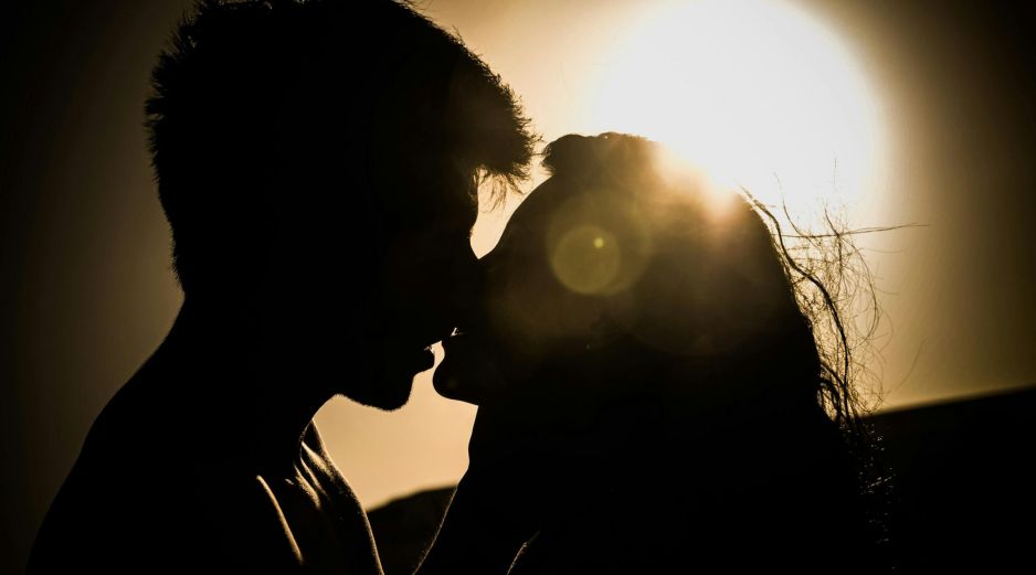 Los besos han formado parte importante de diferentes rituales. UNSPLASH / A. QUIROZ
