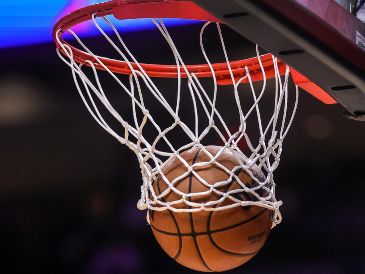 En el formato de reclasificación de la NBA, implementado con este sistema desde 2021, los sembrados del siete al diez de cada conferencia disputan esta ronda. EFE / C. Herrera-Ulashkevich