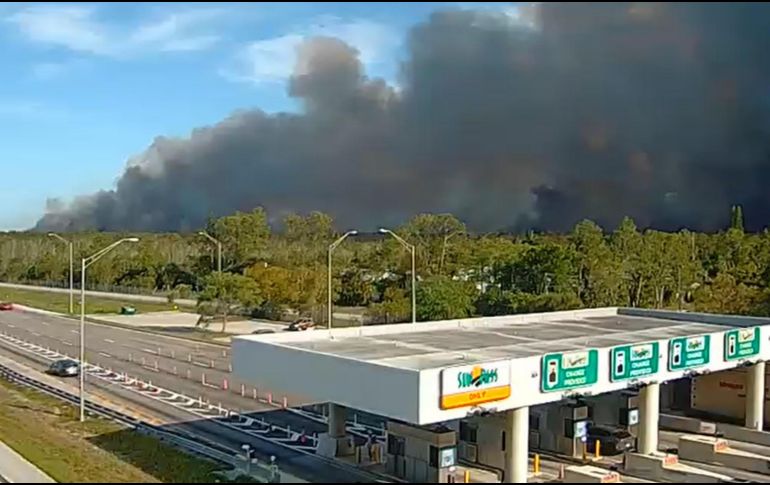 Equipos de emergencia y bomberos forestales trabajan en el lugar para intentar frenar el fuego. EFE/ @NWSMiami