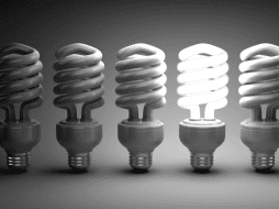 Reducir la demanda eléctrica en las ciudades disminuye la quema de combustibles fósiles en las plantas generadoras, mitigando directamente los graves efectos del cambio climático global. CANVA