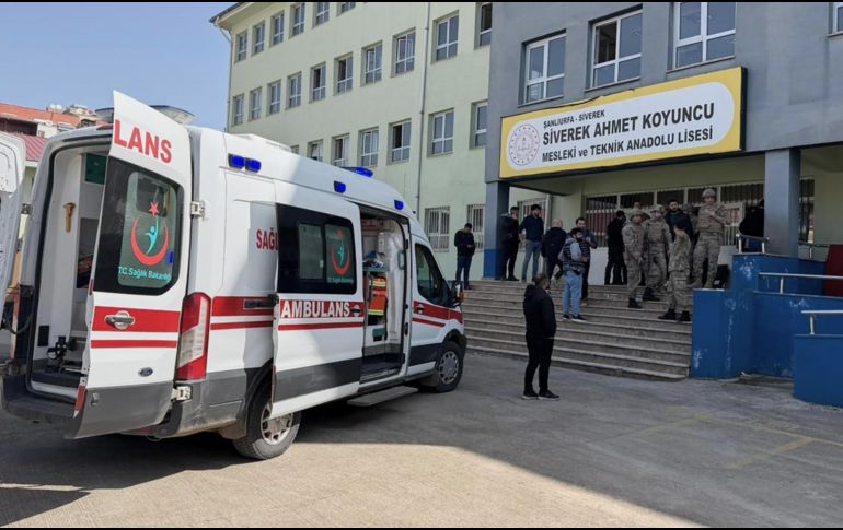 Fuerzas de seguridad turcas y personal de emergencias se ven en el patio de una escuela secundaria donde un agresor hizo disparos, en Siverek, en el sureste de Turquía, el martes 14 de abril de 2026. AP/ M. Bayraktar