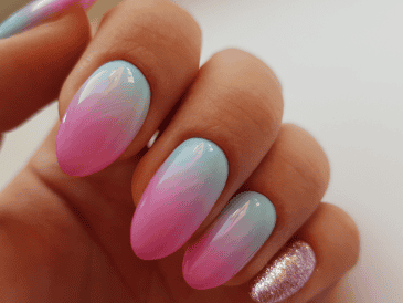 El gran éxito de las uñas aura está en su versatilidad, ya que pueden ser tan sutiles o tan llamativas como tú quieras, dependiendo de los colores, la intensidad del difuminado y los detalles que elijas. CANVA