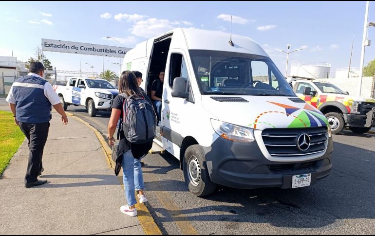 Se habilitaron unidades de taxis y camionetas operativas para el traslado hacia la terminal aérea. ESPECIAL/ Grupo Aeroportuario del Pacífico.