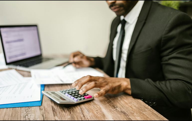 El SAT establece el 30 de abril como fecha límite para cumplir con esta obligación. PEXELS