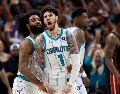 LaMelo Ball, base de los Hornets de Charlotte, celebra con Coby White tras anotar. AP/N. Redmond
