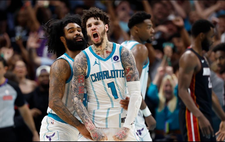 LaMelo Ball, base de los Hornets de Charlotte, celebra con Coby White tras anotar. AP/N. Redmond