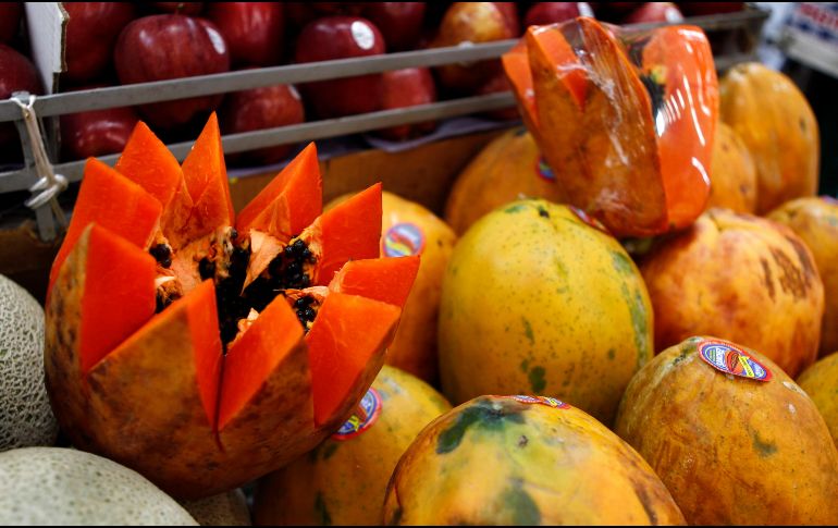 La papaya es dulce, pero también tiene notas amargas en sus semillas que pueden darle un toque especial a tus platillos. EL INFORMADOR/ARCHIVO