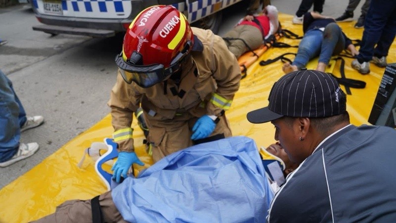 Bomberos de Cuenca atienden a los heridos en un tramo carretero de Ecuador. EFE/Bomberos Cuenca