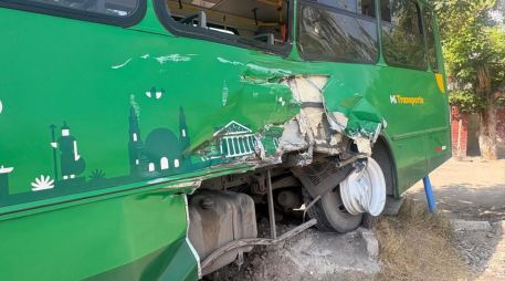 El percance ocurrió en el cruce de Juan de la Barrera y Barrancones, lo que generó la movilización de cuerpos de emergencia. CORTESÍA/POLICÍA DE TLAQUEPAQUE