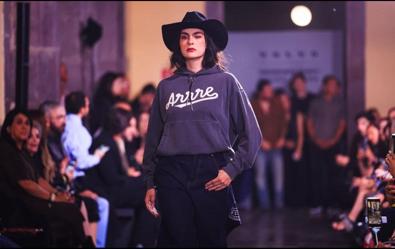 La colección, inspirada en el llamado “Western Mexicano” y en el legado de Vicente Fernández, combina cuero y mezclilla con cortes actuales, en una apuesta por resignificar la vestimenta tradicional. EL INFORMADOR/ J. ACOSTA.