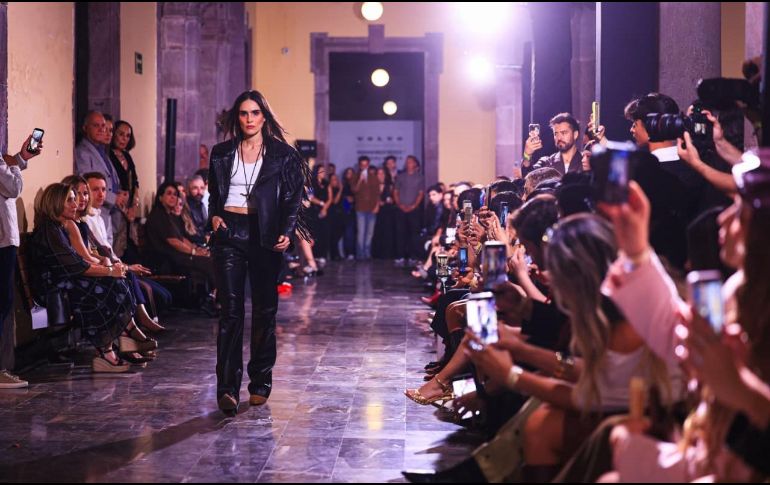 La colección, inspirada en el llamado “Western Mexicano” y en el legado de Vicente Fernández, combina cuero y mezclilla con cortes actuales, en una apuesta por resignificar la vestimenta tradicional. EL INFORMADOR/ J. ACOSTA.