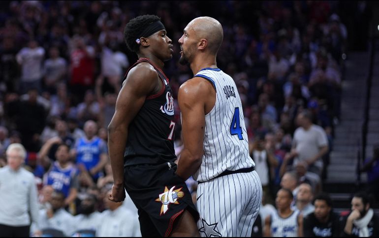 VJ Edgecombe, de los 76ers de Filadelfia, y Jalen Suggs, del Magic de Orlando durante el partido de play-in. Los 76ers ratificaron su séptimo lugar. AP/M. Slocum