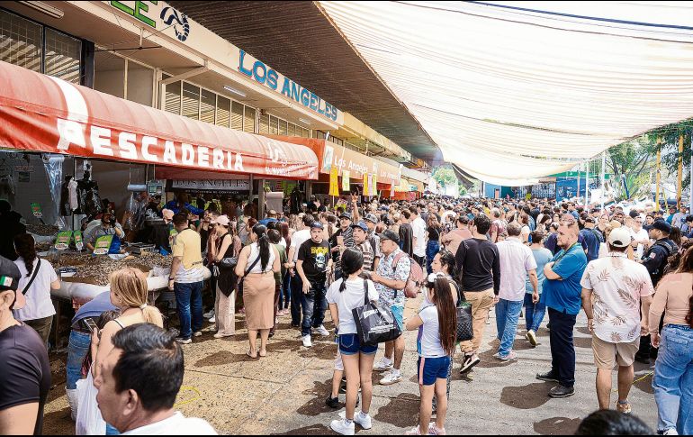 La frescura de los productos que ofrece el Mercado del mar, lo ha posicionado como una de las opciones predilectas de los tapatíos. EL INFORMADOR
