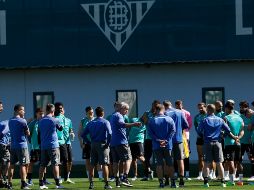 El técnico del Real Betis, Manuel Pellegrini, dirige el entrenamiento del equipo en la víspera del decisivo juego contra el Braga. EFE/. Muñoz