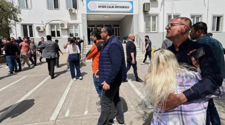 La gente está en el patio de una secundaria donde un agresor abrió fuego, en Kahramanmaras, Turquía, el miercoles 15 de abril de 2026. AP/ IHA